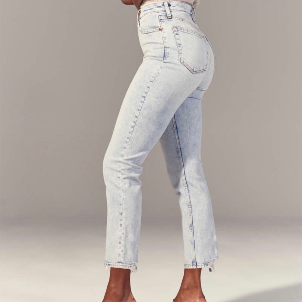 Abercrombie Ultra High Rise Ankle Straight Jean 26